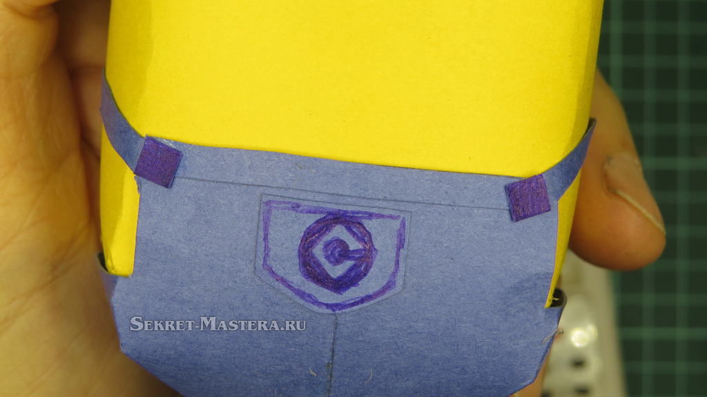 Миньон из бумаги. Приклеивание кармашка Миньон из бумаги. Приклеивание кармашка