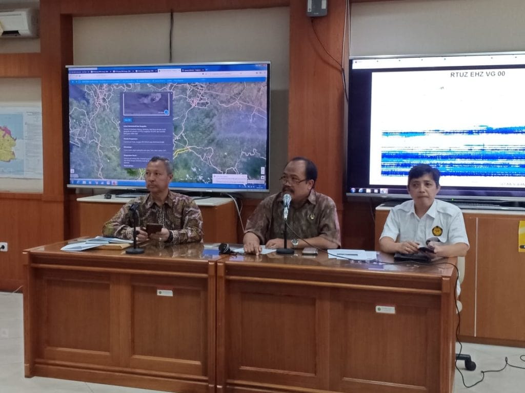 Head of the Volcanology and Geological Hazard Mitigation Center (PVMBG) of Ministry of Energy and Mineral Resources Kasbani at a press conference on Mount Tangkuban Parahu situation in Jakata, Friday (2/8). (Photo by: Ministry of Energy and Mineral Resources PR).