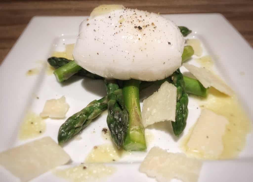 Poached Duck Eggs and Asparagus - This is a very easy starter recipe, as well as quick to make. The poached eggs taste amazing :) - http://www.amateurchef.co.uk