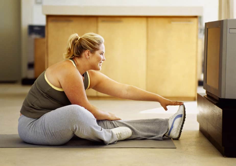 A young mom starts to work out after giving birth