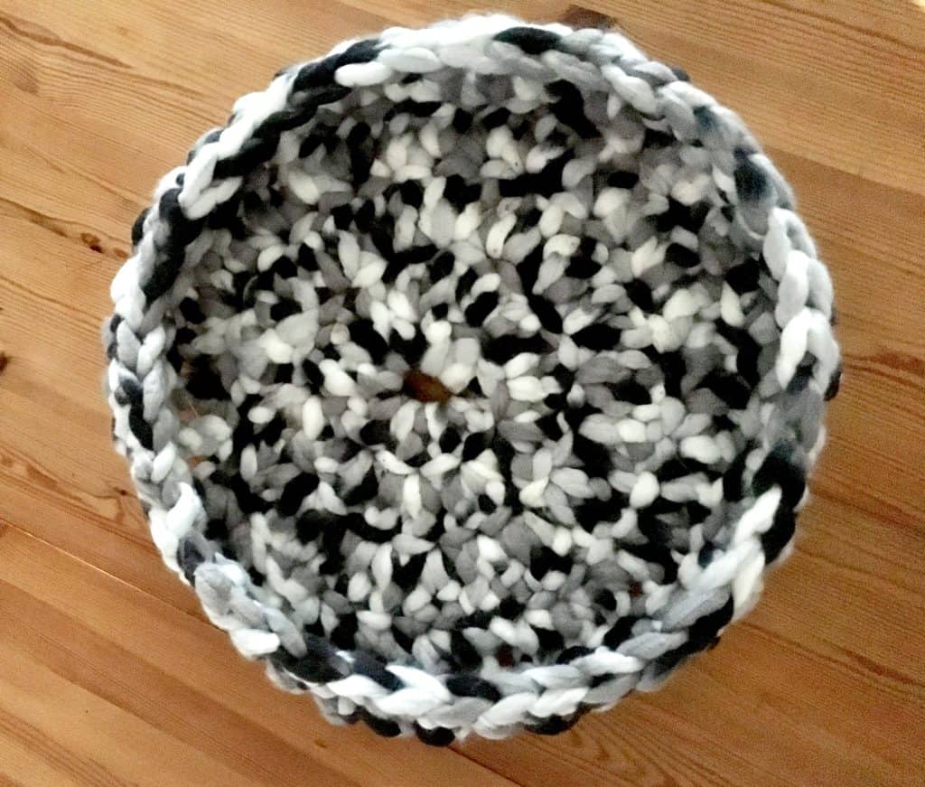 Crochet cat bed chunky giant yarn crochet hook tutorial
