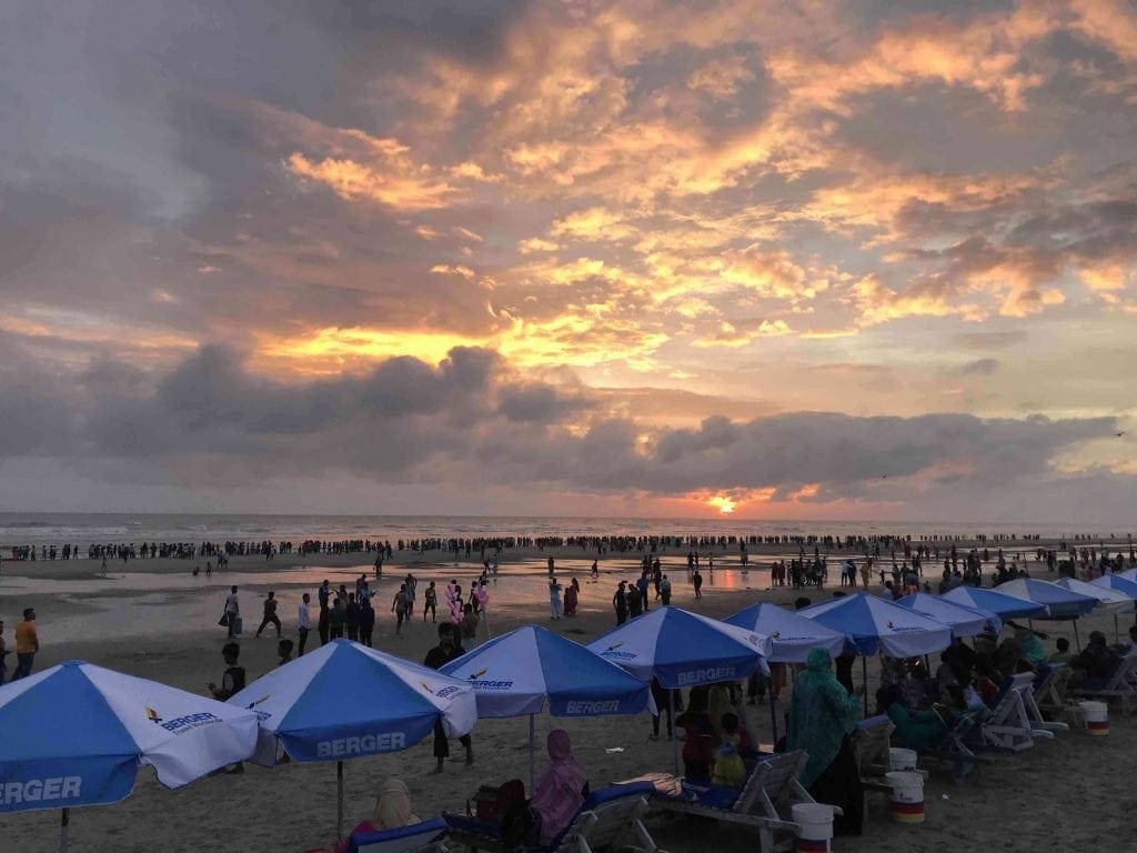 turisti-tramonto-spiaggia