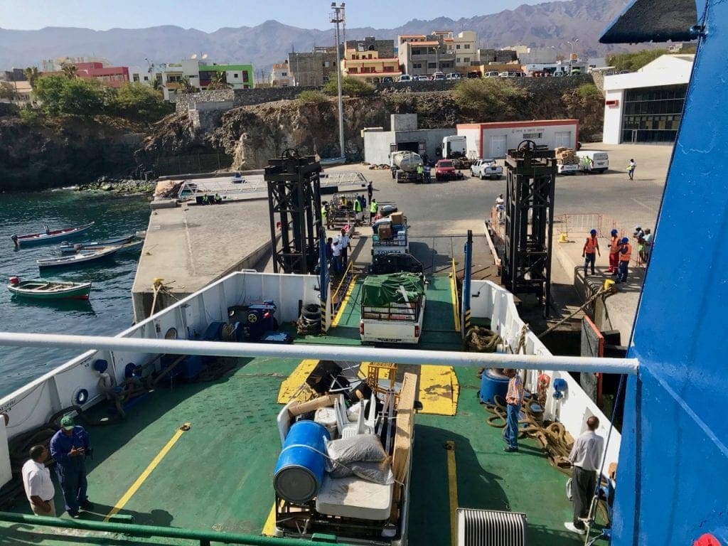 Il traghetto scarica le navi al porto di Santo Antao