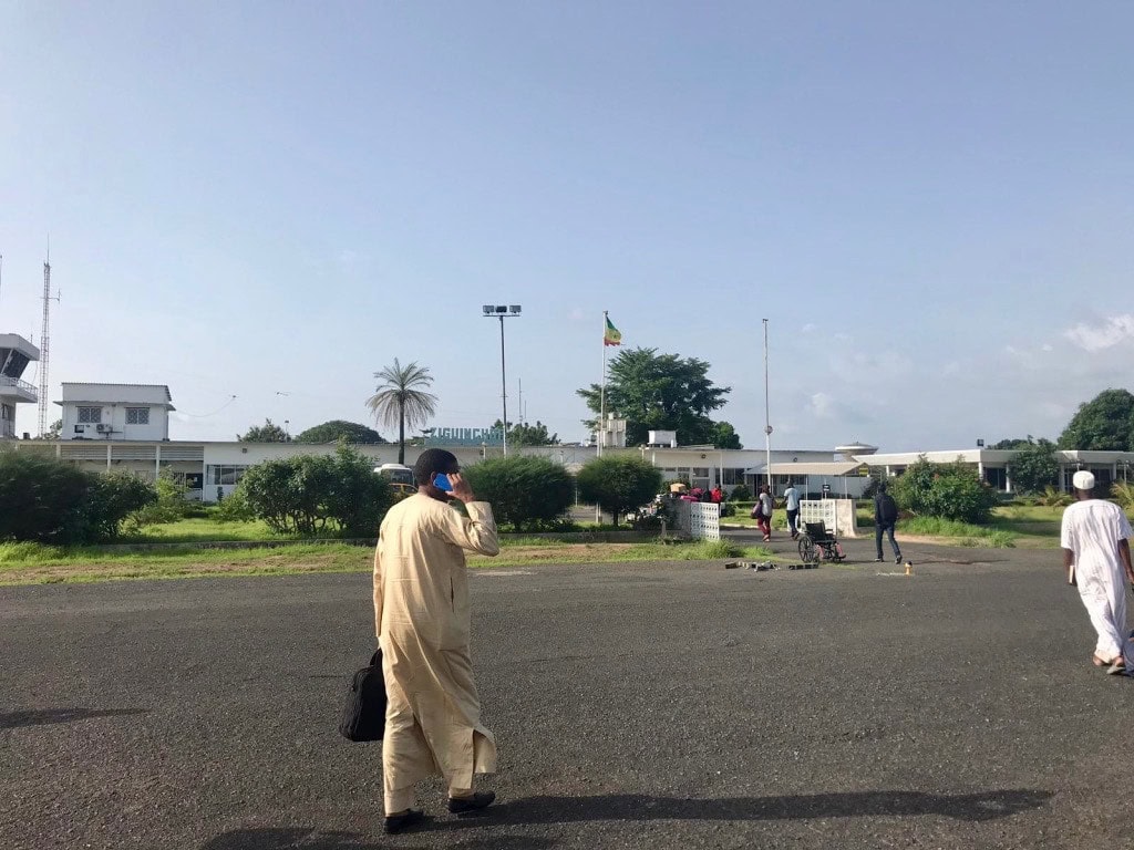 Persone camminano sulla pista dell'aeroporto di Ziguinchor