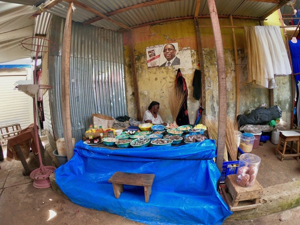 Una venditrice di cibo al mercato di Saint-Maur-des-Fossés