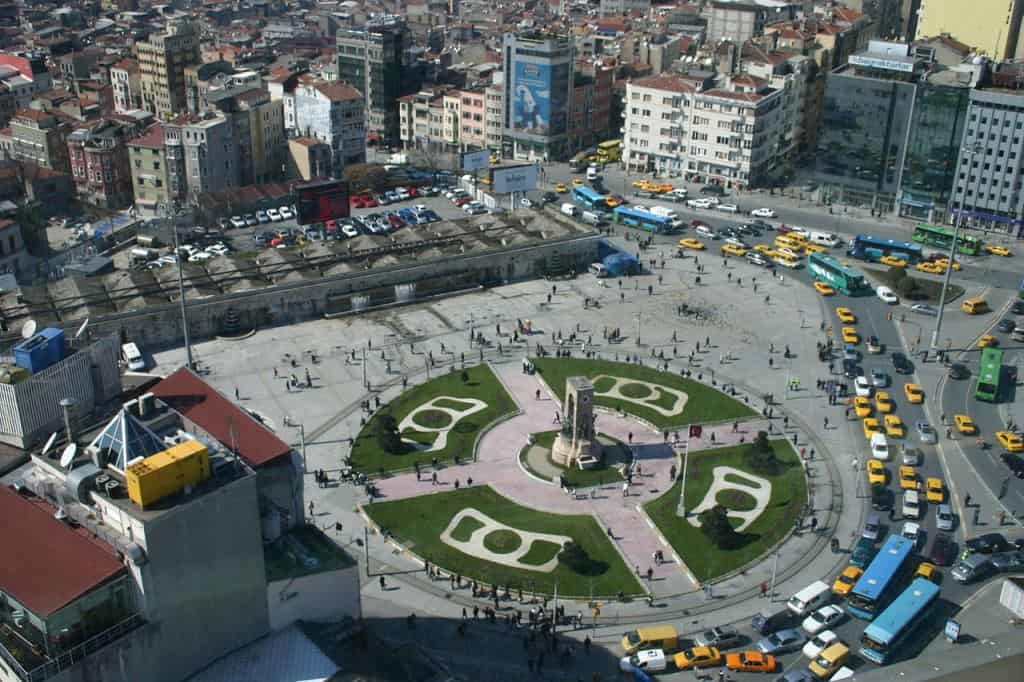 Площадь Таксим (Taksim Meydanı), монумент - «Памятник Независимости»