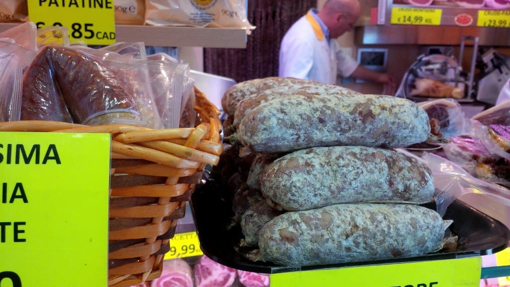 Venda de comida de rua. Um simples sanduíche recheado com salame