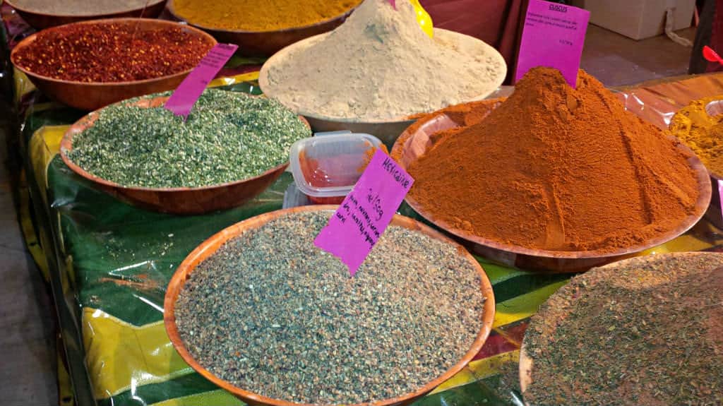 Temperos à venda no estande do Marrocos