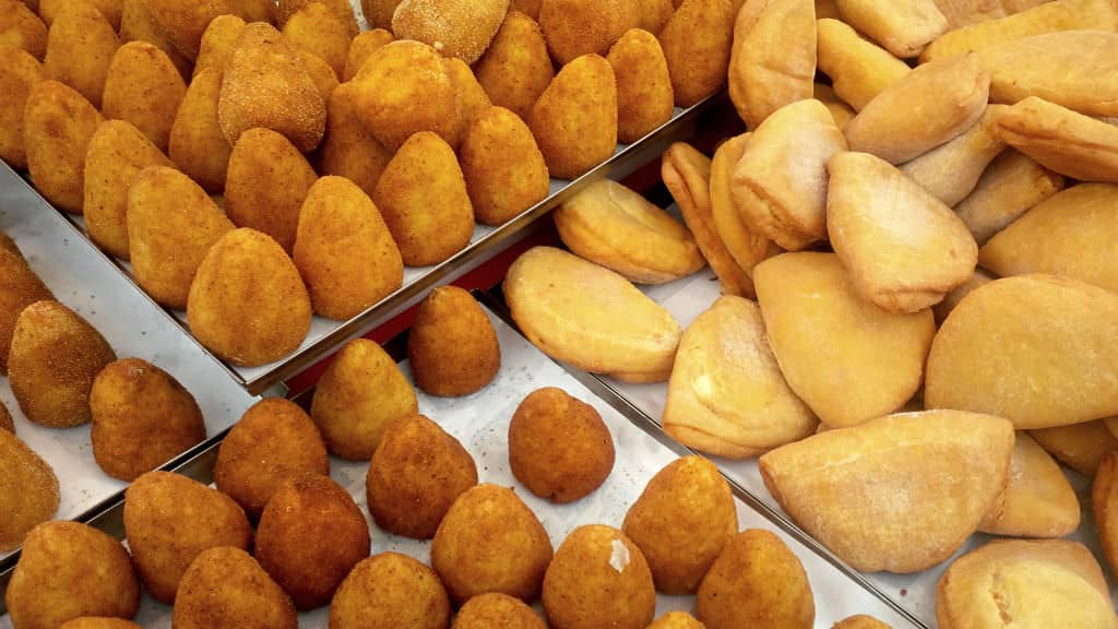 Bandejas de "arancini", bolinhos de arroz recheados