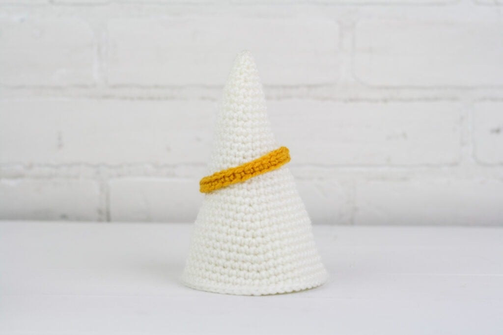 This crochet angel gnome makes a wonderful gift. Crochet one to watch over you or someone you love with this free crochet pattern.