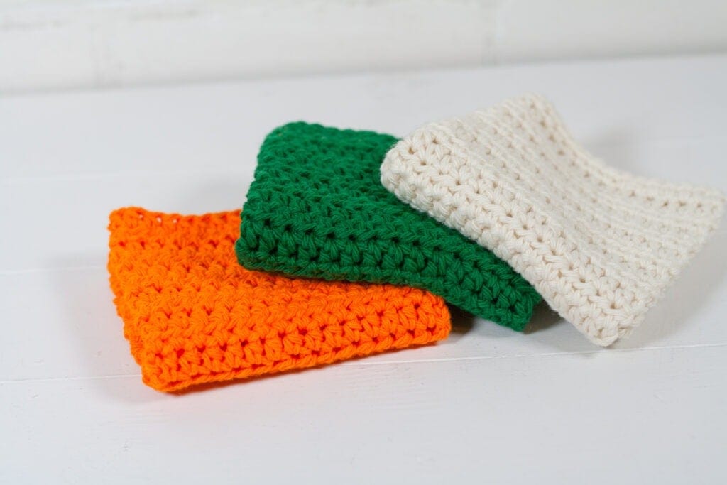 This free crochet pattern is perfect for beginners. This crochet washcloth pattern is easy to follow and makes a great holiday gift.