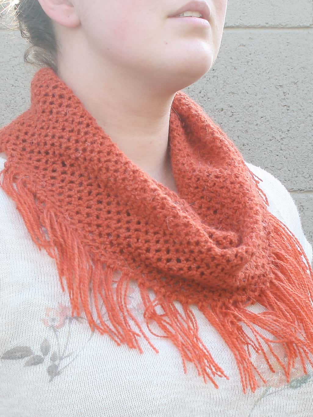 Free pattern for a light spring cowl to compliment any outfit.