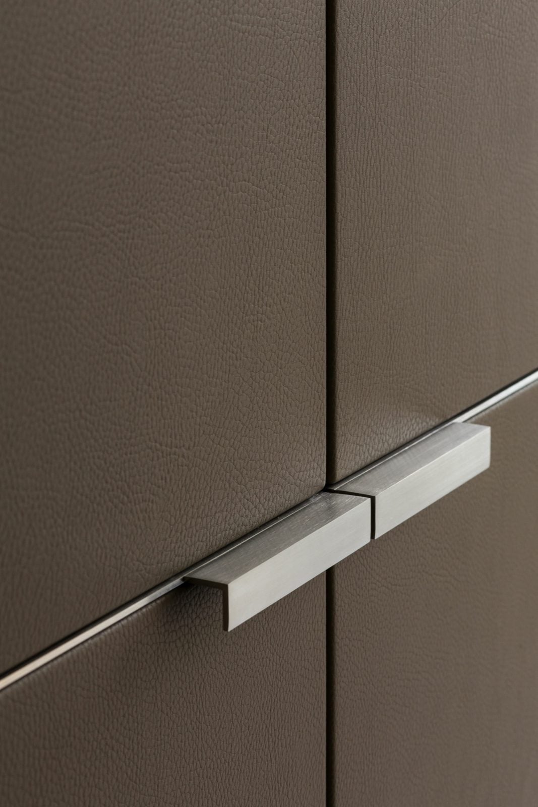 Kleiderschrank mit Leder, Flur