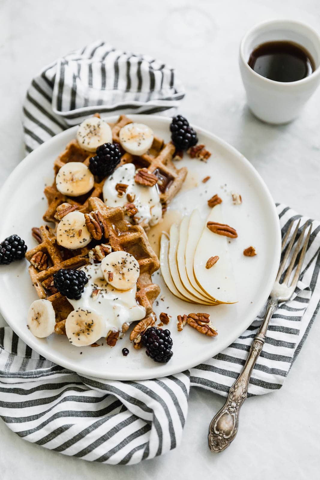 gaufres aux épices de citrouille avec fruits, noix et yaourt 