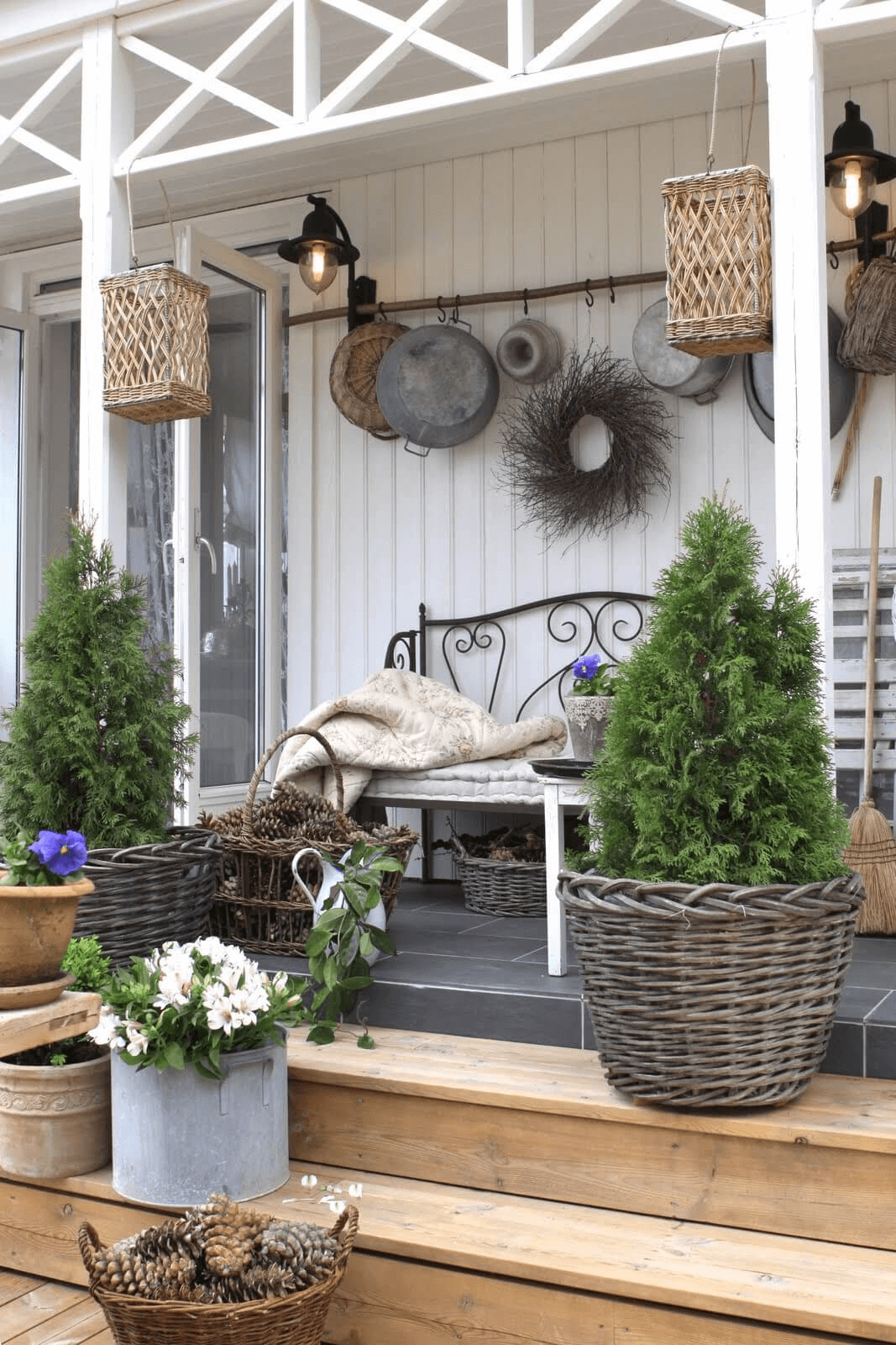 OLD BLANKED AND LIGHTING FARMHOUSE PORCH DECOR IDEAS