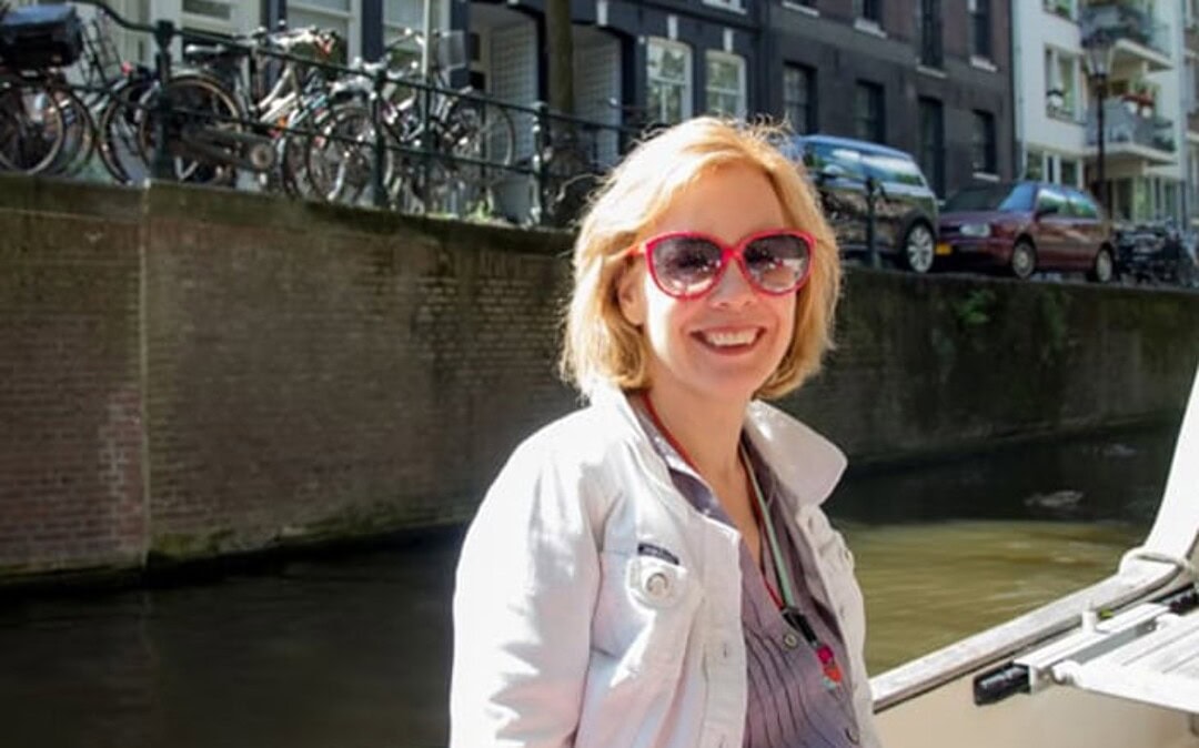 Exploring the beauty of Amsterdam by boat & how to dress for a boat trip!