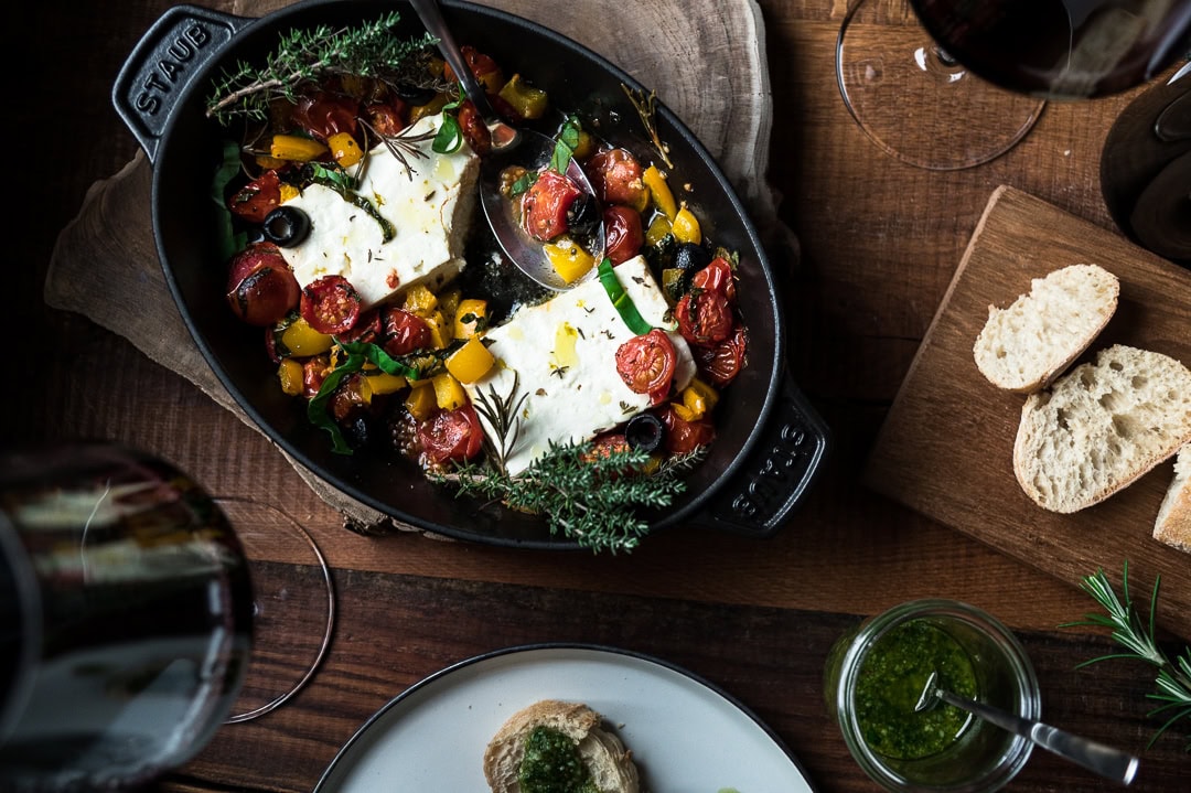 Aus Dem Ofen Auf Den Tisch Gebackener Feta Mit Krautern Und Oliven