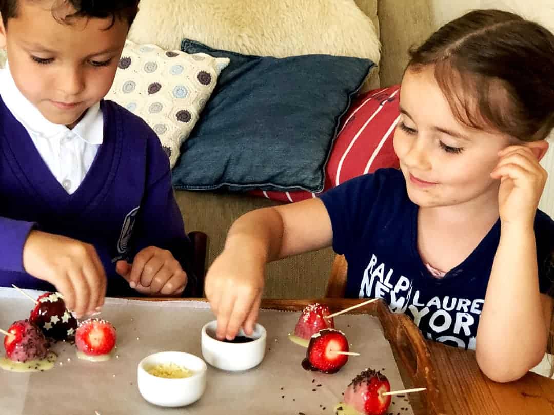 Easy Dessert Kids Can Make - Strawberries dipped in chocolate