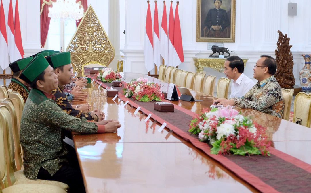 Presiden Jokowi didampingi Mensesneg Pratikno menerima PB HMI, di Istana Merrdeksa, Jakarta, Senin (20/9) siang.