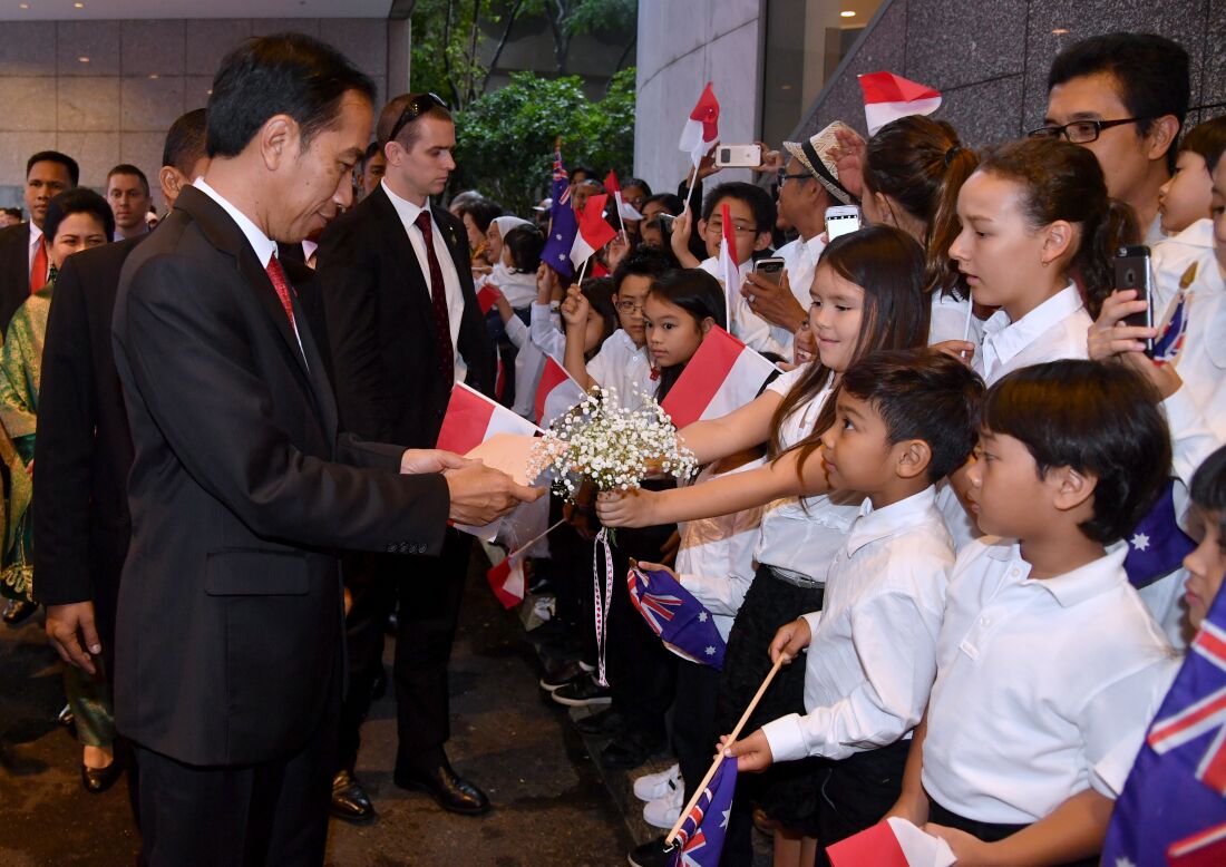 Presiden Jokowi disambut dengan meriah oleh anak-anak saat tiba di Australia. (Foto: Setpres/BPMI)