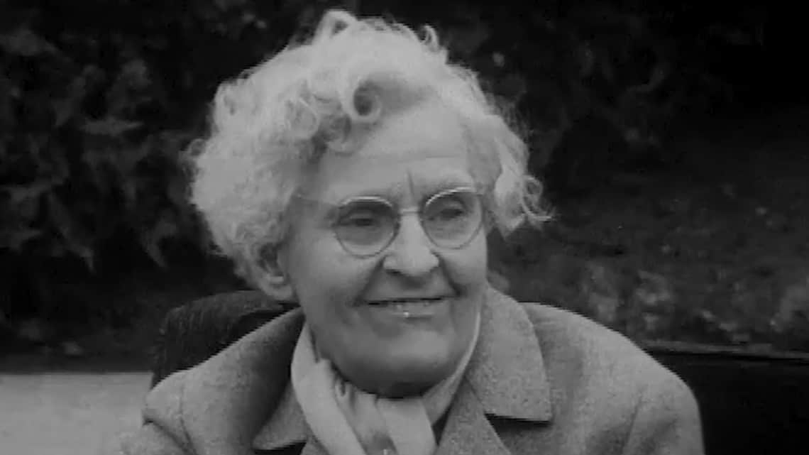 Sylvia Beach e a Shakespeare and Company Artes & contextos sylvia beach tells the story of founding shakespeare and company publishing joyces ulysses selling copies of hemingways first book more 1962