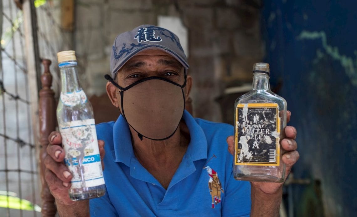 Hombre consumiendo alcohol