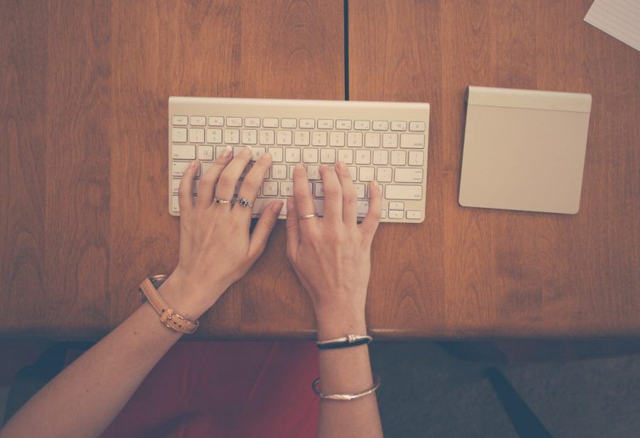 Mujer con manos en un teclado