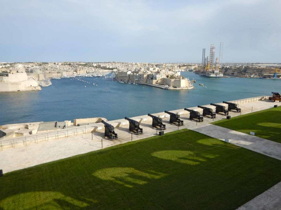 Curiosità su Malta e Gozo: cannoni sugli Upper Barrakka Gardens a La Valletta, Malta