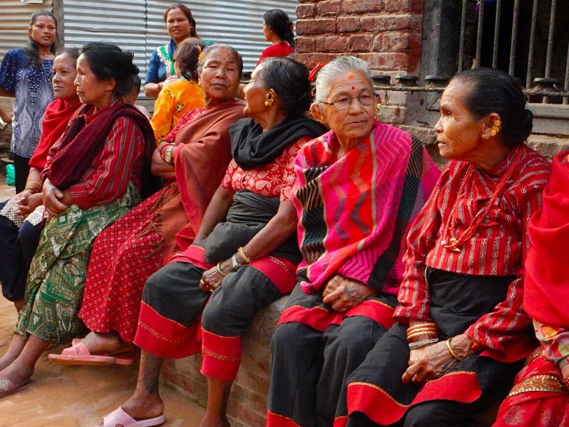 Donne in sari al festival Gai Jatra di Bhaktapur • 10 curiosità sul Nepal