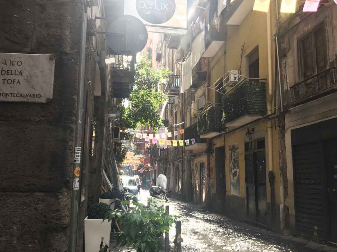 Itinerario a piedi nei Quartieri spagnoli di Napoli