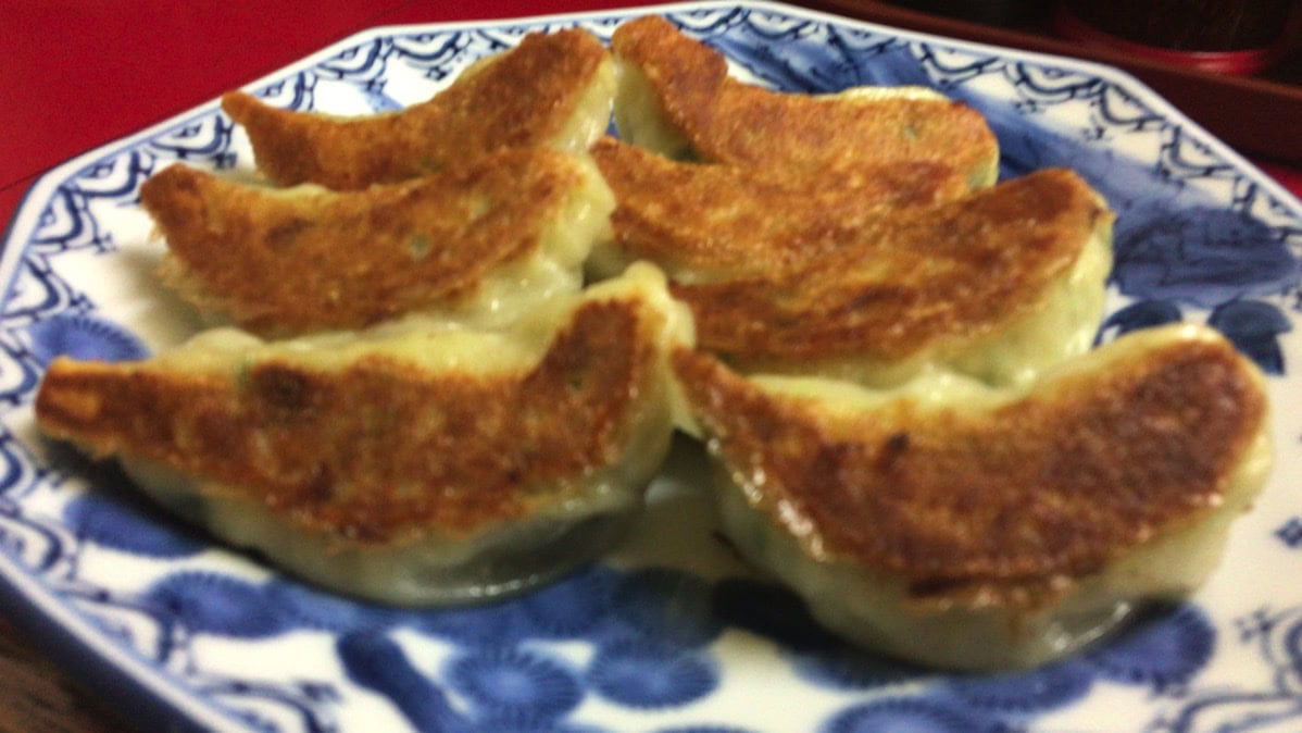 天文館の夜にはラーメンみとまの餃子がよく似合う。