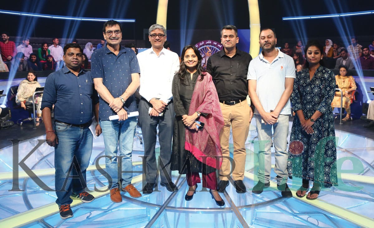 Technical team on the KBKK sets with DG DD Supriya Sahu. KL Image: Special Arrangement Kashmir Life KBC