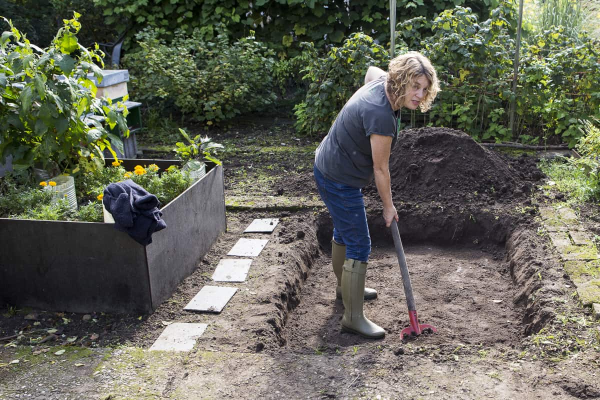 Hochbeet bauen, Erde ausheben