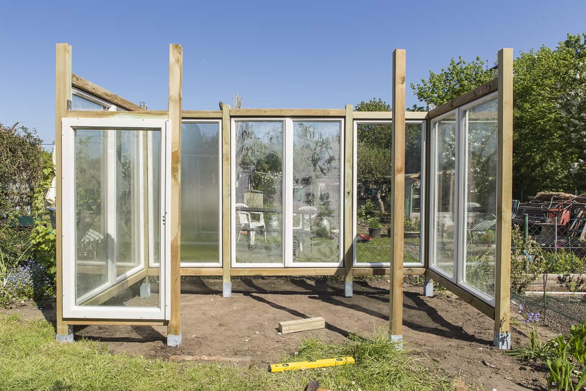 Upcycling-Projekt: Tomatenhaus aus alten Fenstern. Detailierte Bauanleitung mit Materialliste, Kostenaufstellung, vielen schönen Bildern. Einfach Nachbauen.
