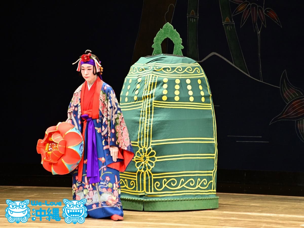 花笠を持って追いかける宿の女