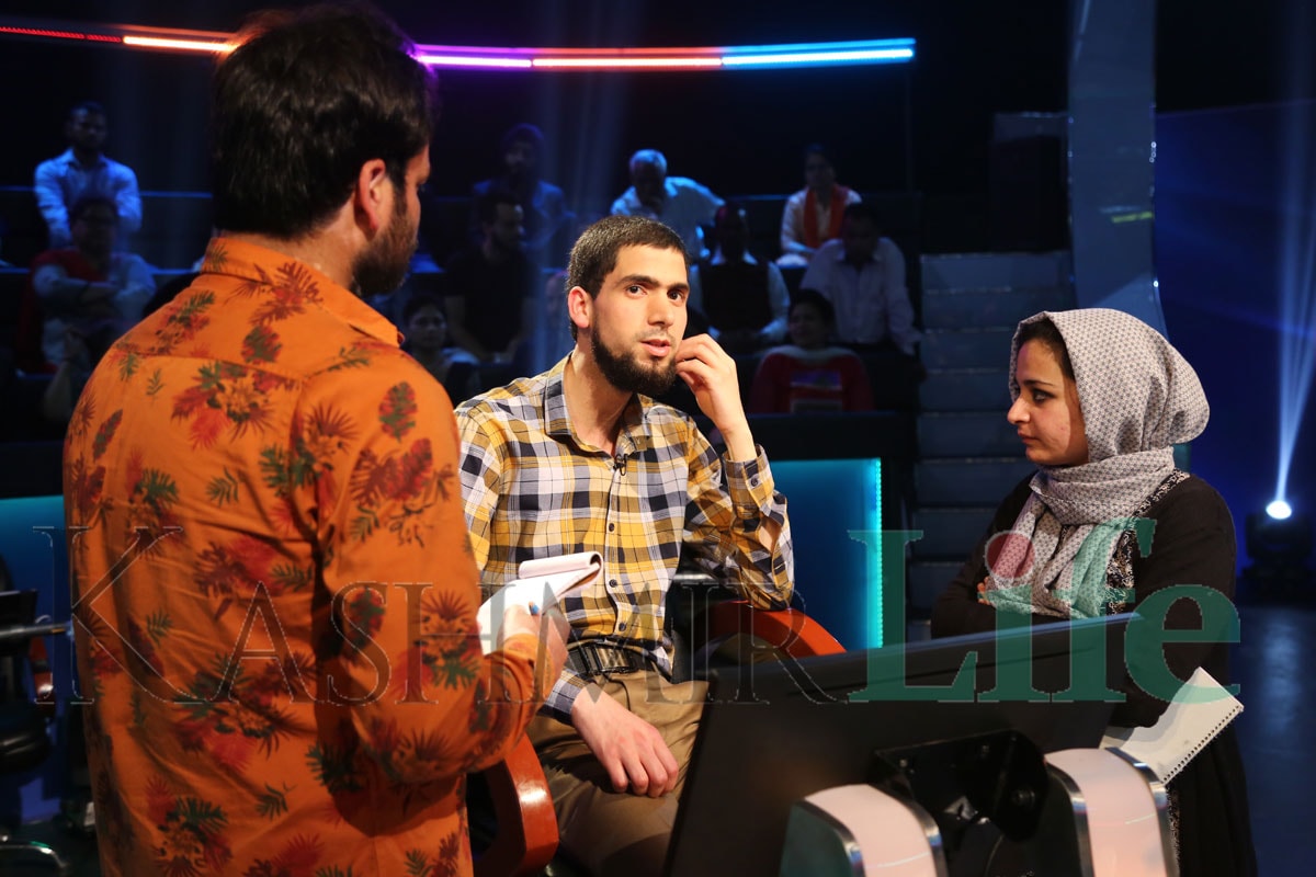 A contestant from Srinagar with KBKK team. KL Image: Special Arrangement Kashmir Life KBC