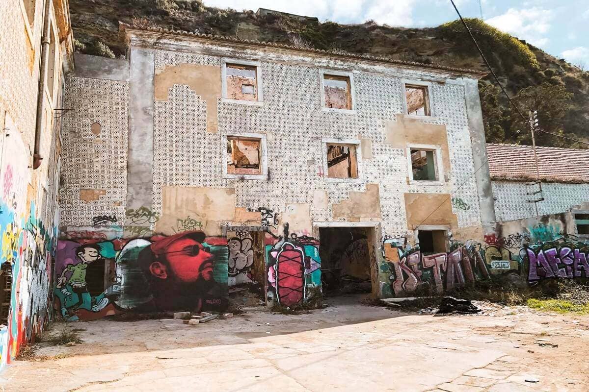<strong>Lissabon</strong> an einem Tag – 24 Stunden <em>Stopover</em> in Portugals Hauptstadt 11 alte Gebaeude mit Graffiti in Almada