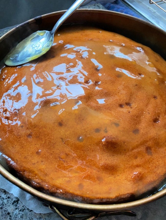 Sticky Lemon Cake.Spread lemon curd