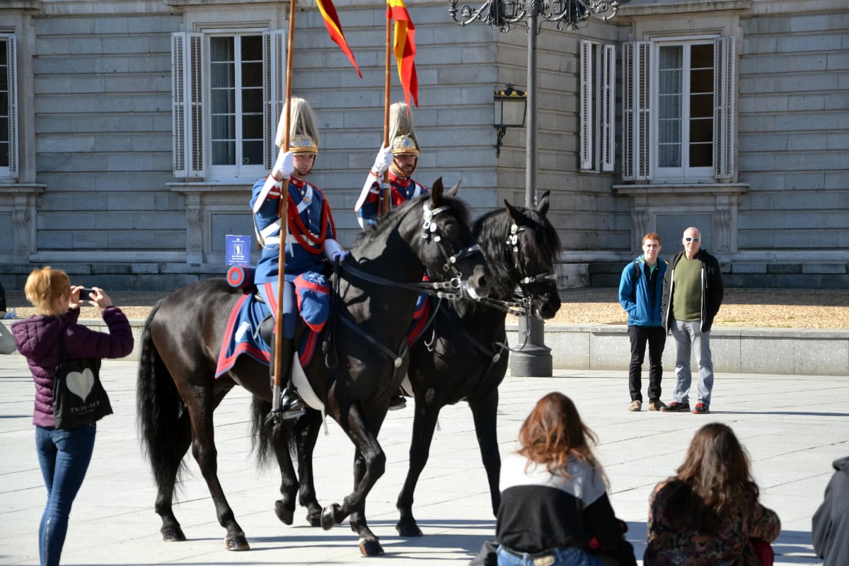 Changing of the Guard at the Royal Palace / Luis Kelly (Flickr / C.C.)