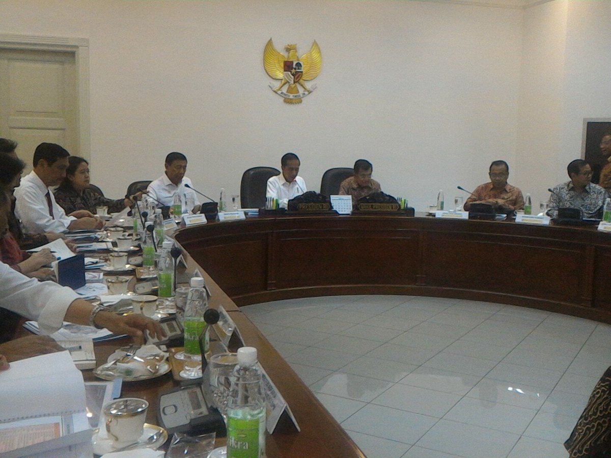 President Jokowi, accompanied by Vice President Jusuf Kalla, leads a Limited Meeting on National Strategic Projects on Tuesday (14/2), at the Presidential Office, Jakarta