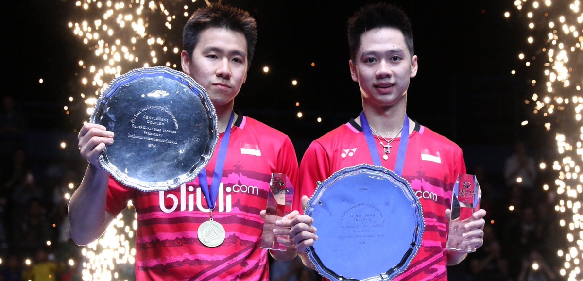 Indonesian badminton pair Marcus Fernaldi Gideon/Kevin Sanjaya lift the 2017 All England 2017 trophy in Birmingham, England, Sunday (12/3).