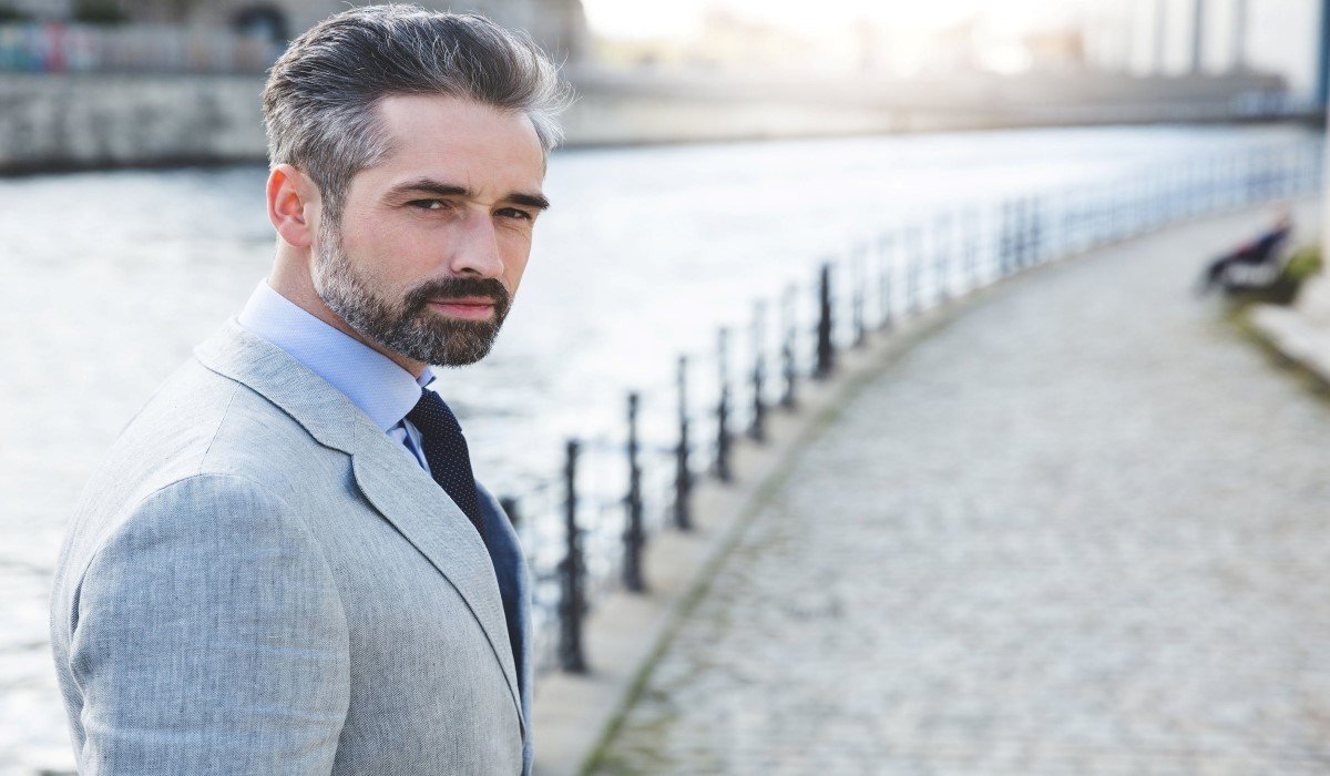 Homme barbu en costume gris