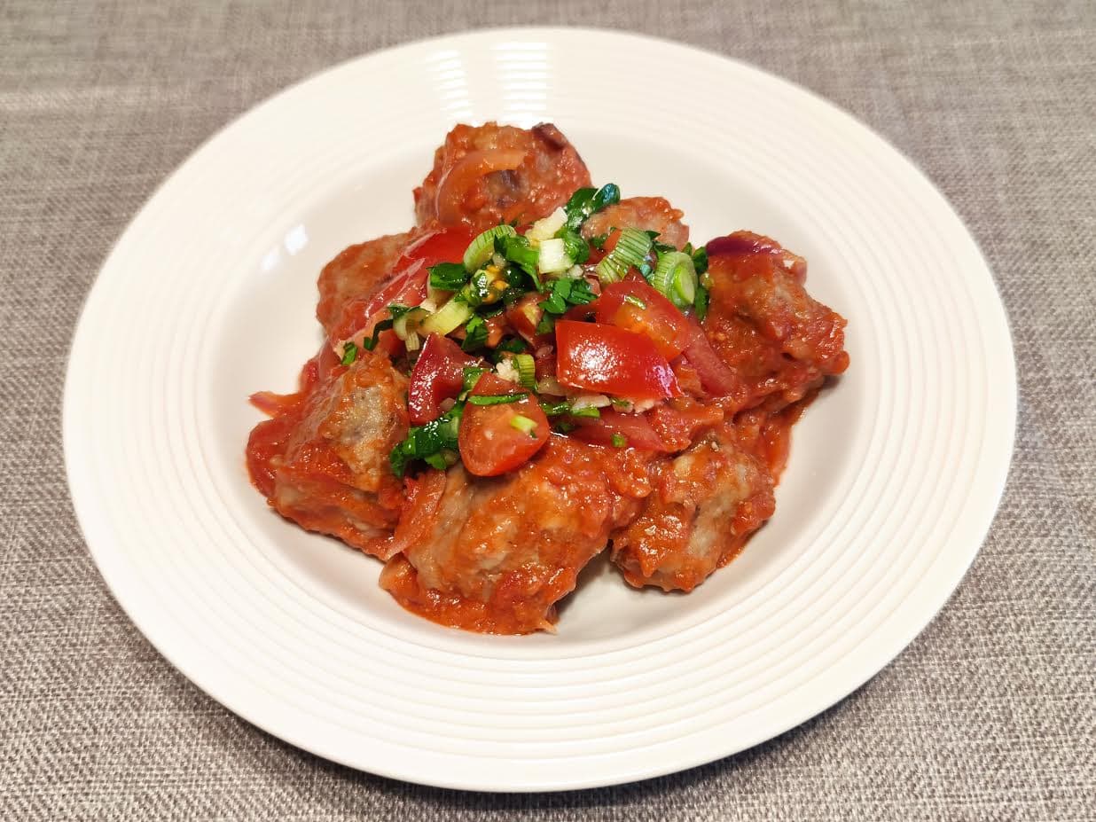 photo de Boulettes en sauce tomate et sauce vierge
