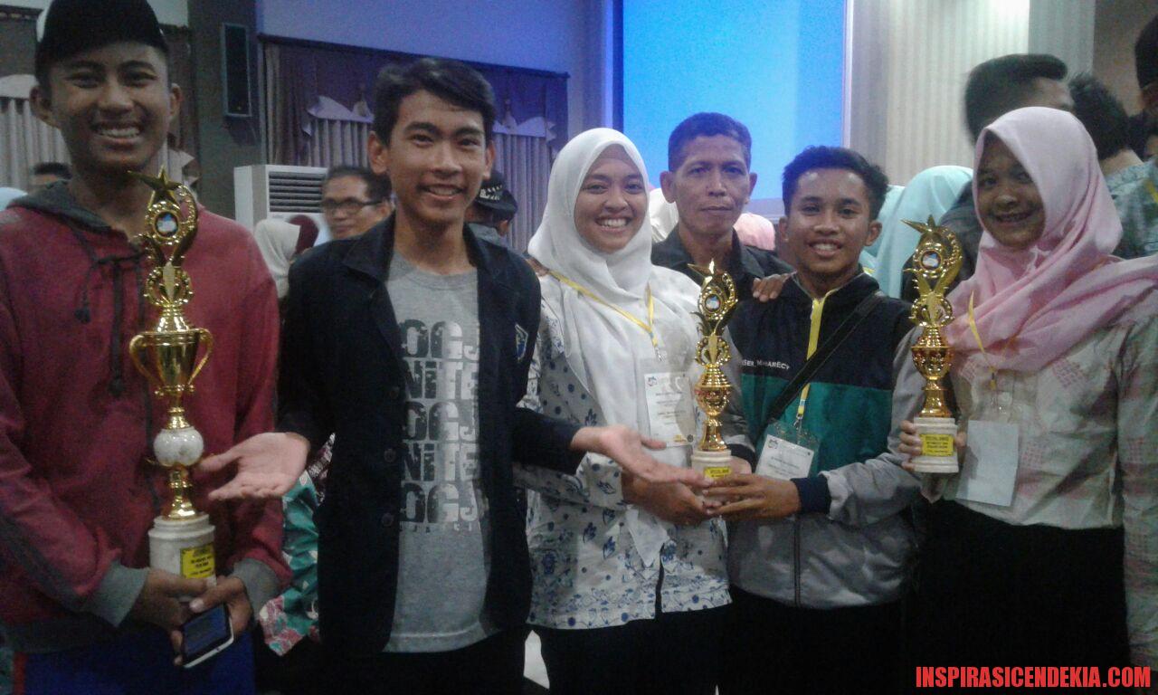 JUARA: Para pelajar SMK Muhammadiyah 7 dan SMK Muhammadiyah 5 peraih juara ME Confest 2016 usai menerima penghargaan.