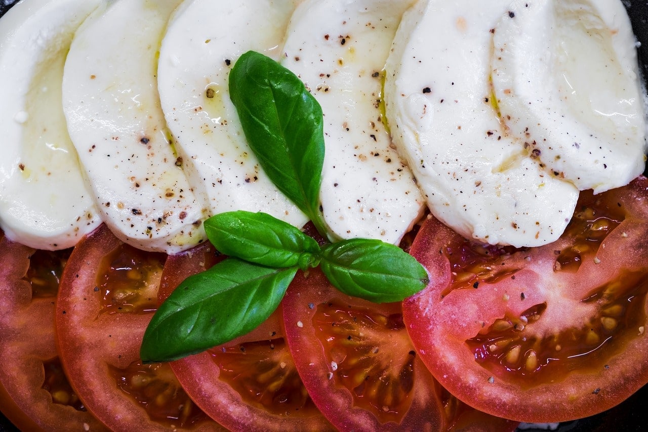 insalata caprese di mozzarella di bufala e pomodori