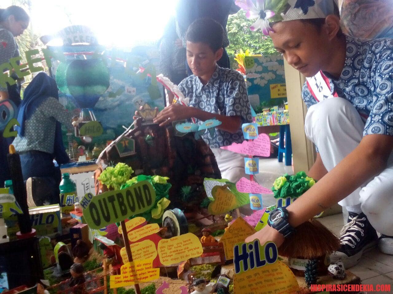 Caption: Kreasi Mading 3D Kampung Wisata tim SMPN 1 Turen dan dari SMPN 1 Ngantang.