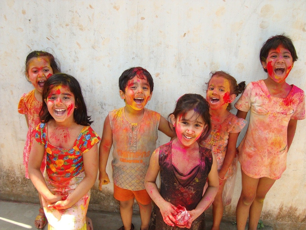 7 Simple Ways Children Everywhere Can Enjoy The Festival Of Holi Raising World Children We know, we indians love to do things differently, so why not try playing holi without water and instead try these new innovative ways. 7 simple ways children everywhere can