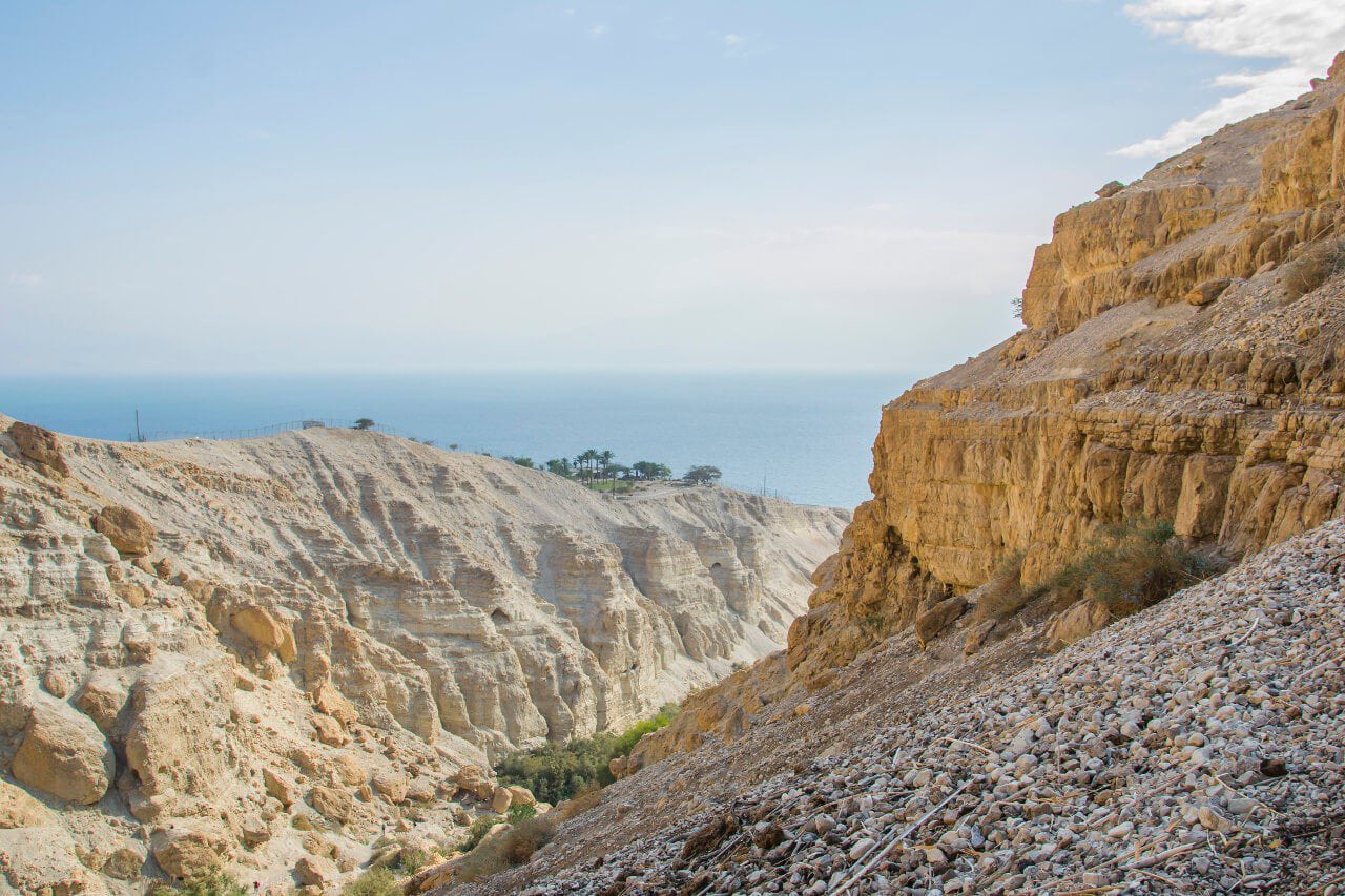 Widok na Morze Martwe z parku narodowego Ein Gedi w Izraelu.