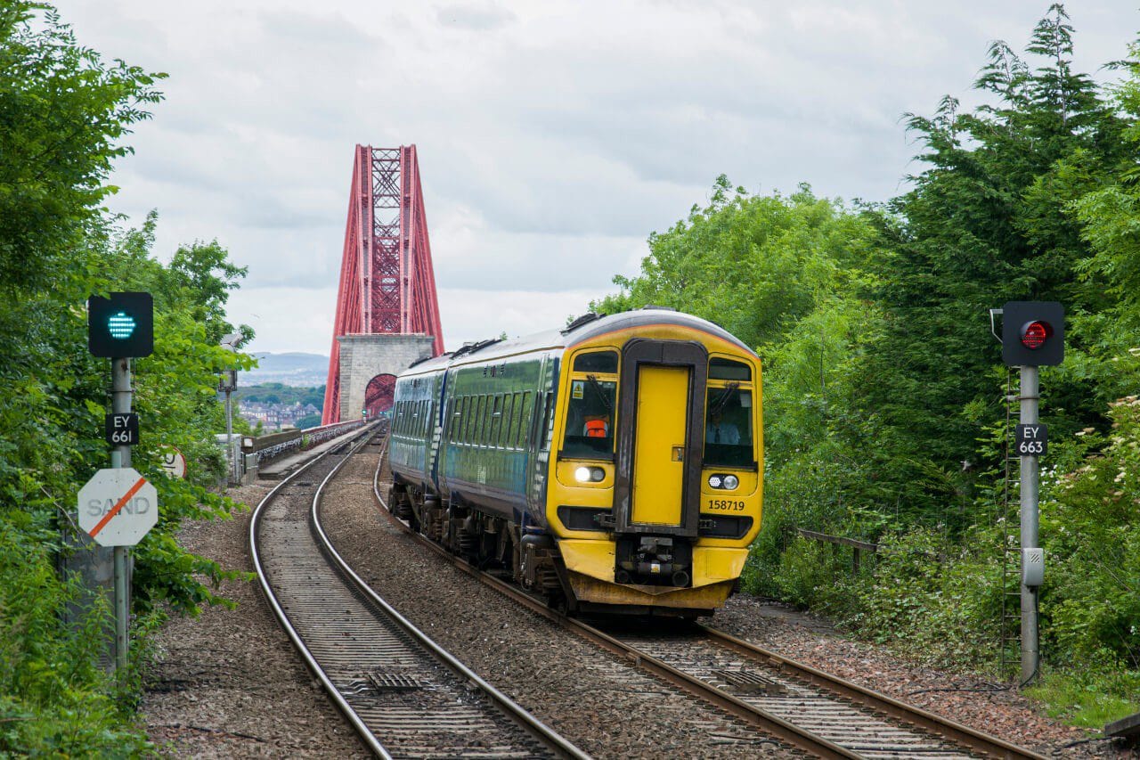 Pociąg zjeżdżający z mostu Forth Bridge