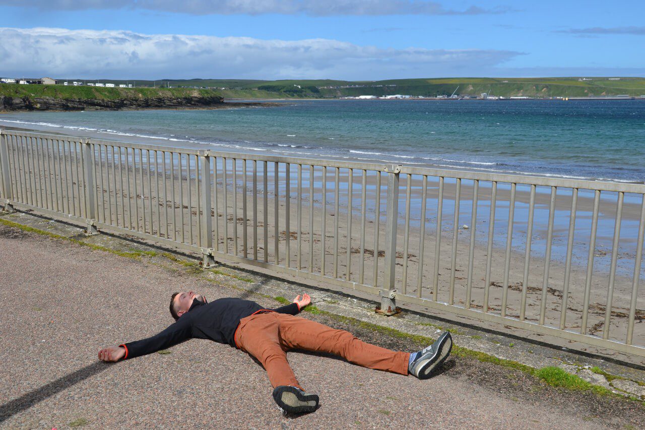 Bartek leżący na plaży w Thurso